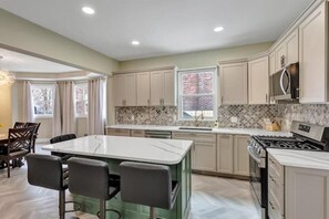 Fridge, microwave, oven, stovetop - Stylish 3 Bedroom 3 Full Bathrooms Near Lake Erie (Cleveland)