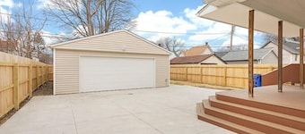 Stylish 3 Bedroom 3 Full Bathrooms Near Lake Erie