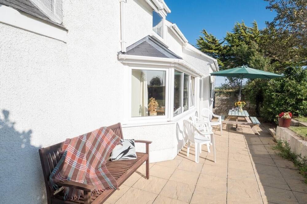 Cosy Farm Holiday Cottage in Cardigan, Pembrokeshire - Enjoy Countryside, Animals & Woodland