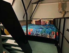 3 bedrooms, travel crib, WiFi
