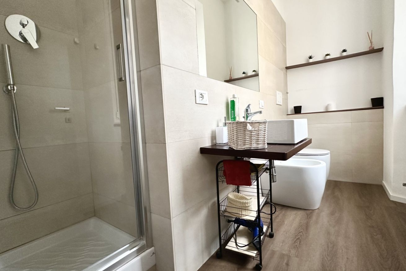 Een douche, een bidet, handdoeken