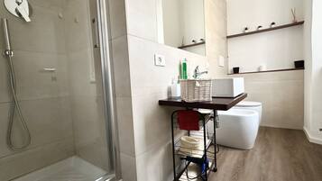 Een douche, een bidet, handdoeken
