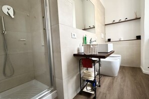 تجهيزات دش، مراحيض شطف، مناشف