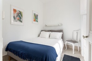 1 slaapkamer, een strijkplank/strijkijzer, beddengoed