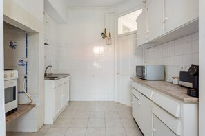 Een koelkast, een magnetron, een oven, een koffiezetapparaat/waterkoker