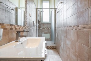 Dusche, Haartrockner, Bidet, Handtücher