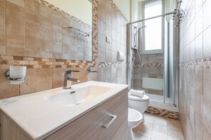 Douche, sèche-cheveux, bidet, serviettes fournies