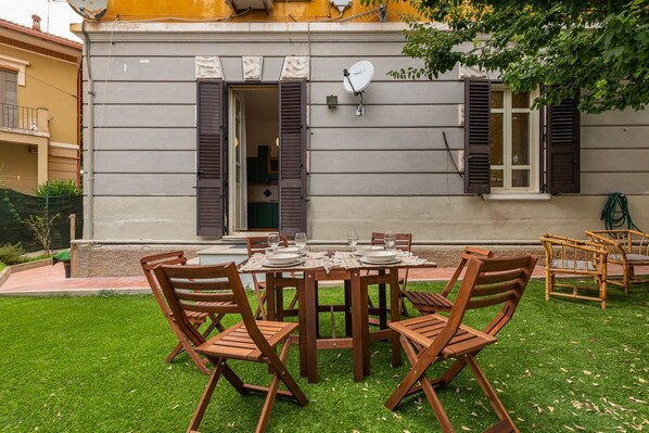 Outdoor dining - The Garden Apartment- Between Beach and City Center Cagliari - (Cagliari)
