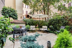 Outdoor dining - Apartment with Private Garden, near Spanish Steps (Roma)