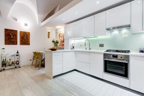 冷蔵庫、電子レンジ、オーブン、コンロ