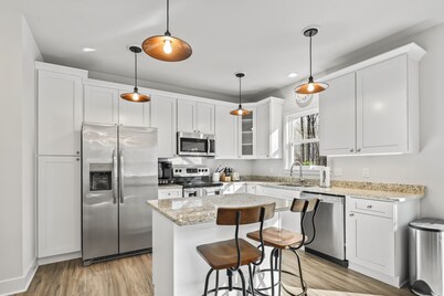 Modern Family Home 2 minutes to Lake Anna - Hot Tub installed on 11.14.25!