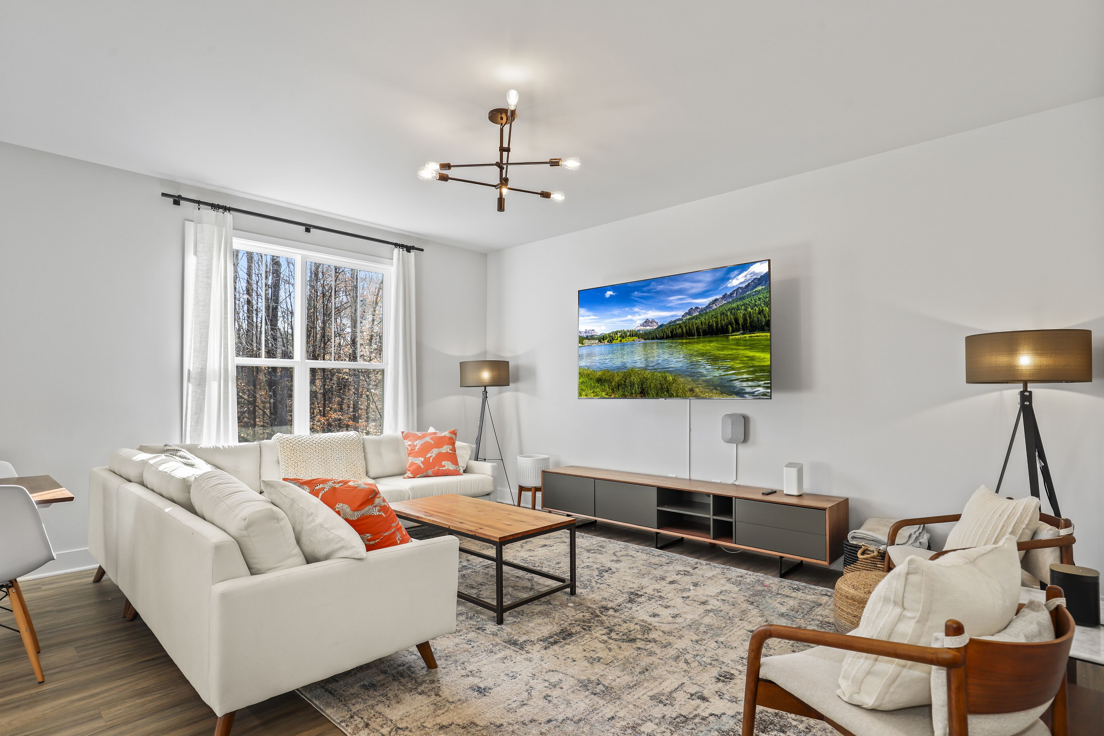 Smart-tv, bordsfotboll, ett bordtennisbord och en stereo