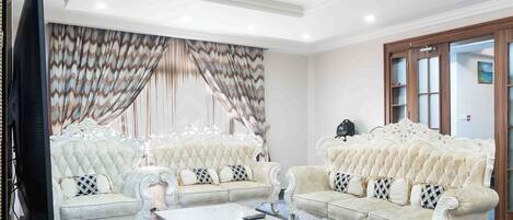 Smart-tv, dvd-afspiller, stereoanlæg