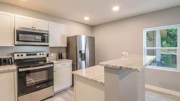 House, 2 Queen Beds, Kitchen, Garden View (Howard - Hornsby) | Private kitchen | Fridge, microwave, oven, stovetop