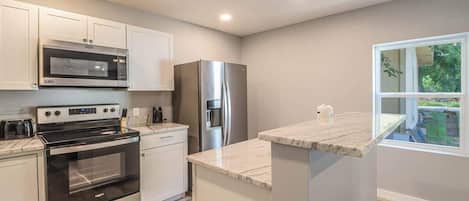 Maison, 2 grands lits, cuisine, vue sur le jardin (Howard - Hornsby) | Cuisine privée | Réfrigérateur, four à micro-ondes, un four, surface de cuisson