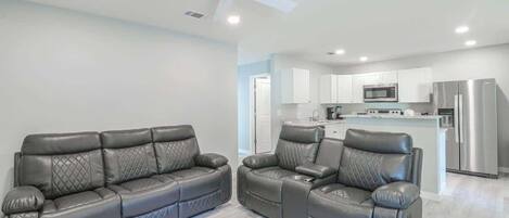 House, 2 Queen Beds, Kitchen, Garden View (Howard - Hornsby) | Living area