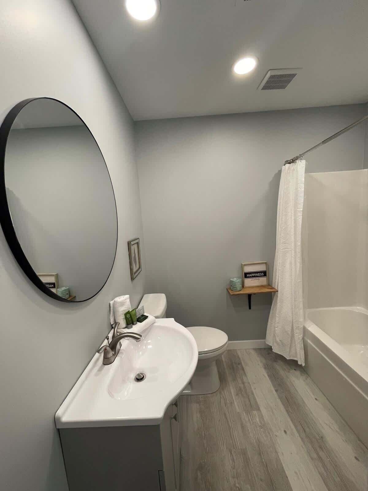 House, 2 Queen Beds, Kitchen, Garden View (Howard - Sekul) | Bathroom | Combined shower/tub, towels