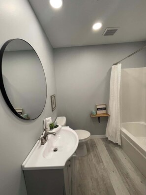 House, 2 Queen Beds, Kitchen, Garden View (Howard - Sekul) | Bathroom | Combined shower/tub, towels - Charming 2 Bedroom, 1 Bath Duplex Just Blocks From the Beautiful Beachfront (Biloxi)
