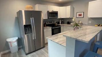 House, 2 Queen Beds, Kitchen, Garden View (Howard - Sekul) | Private kitchen | Fridge, microwave, oven, stovetop