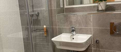 Dusj, hårføner, håndklær og såpe