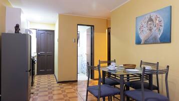 Family Cabin, 2 Bedrooms | Dining room