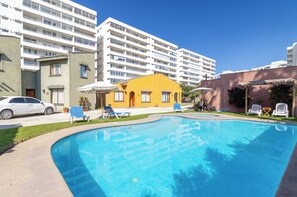 15 piscinas al aire libre, sombrillas, sillones reclinables de piscina