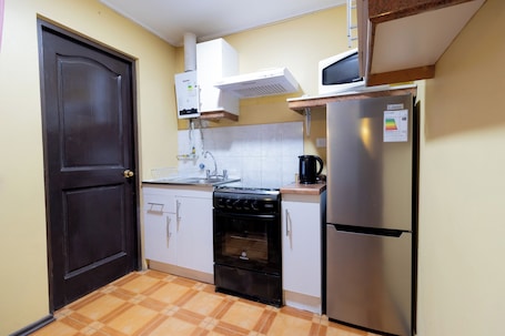Refrigerador con freezer, microondas, horno, tetera/pava eléctrica