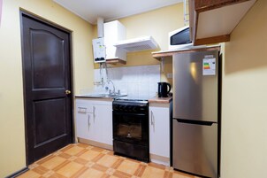 Cabaña familiar, 2 habitaciones | Cocina privada | Frigorífico grande, microondas, horno y hervidor eléctrico