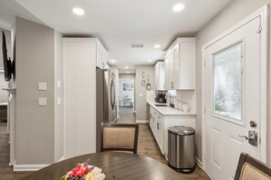 Interior - 3-bedroom vacation home 18 minutes from Atlanta Motor Speedway (Riverdale)