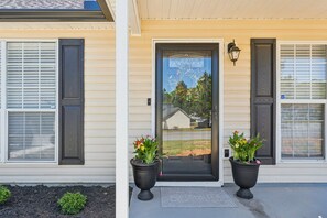 Exterior detail - 3-bedroom vacation home 18 minutes from Atlanta Motor Speedway (Riverdale)