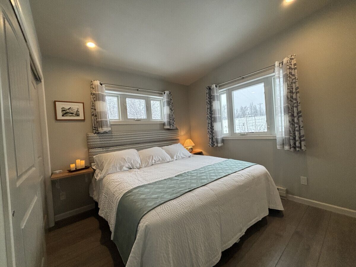 2 sovrum, skrivbord, strykjärn/strykbräda och resesäng