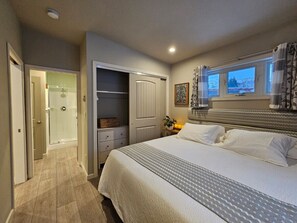 2 habitaciones, escritorio y tabla de planchar con plancha 