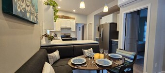 Sunflower Resort Arnica Cabin with its K/Q bed config. is in ultra-quiet Winthrop South community, with a 5 minute walk to downtown on the pedestrian trail.