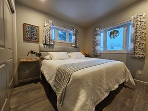 2 bedrooms, desk, iron/ironing board, travel cot - Sunflower Resort Balsam Cabin is in the the ultra quiet Winthrop South community, with a 10 minute walk to downtown on the pedestrian trail. (Winthrop)