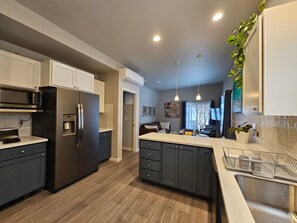 Kylskåp, mikrovågsugn, ugn och spishäll