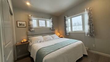 2 Schlafzimmer, Schreibtisch, Bügeleisen/Bügelbrett, Reisekinderbett