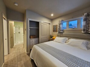 2 sovrum, skrivbord, strykjärn/strykbräda och resesäng