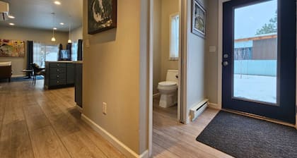 Sunflower Resort Susan Cabin is in the ultra-quiet Winthrop South community, with a 10 minute walk to downtown & on the pedestrian trail.
