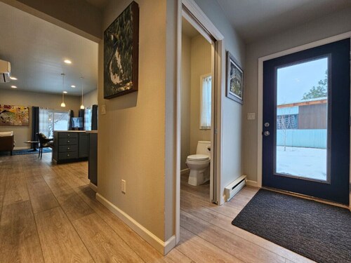 Sunflower Resort Susan Cabin is in the ultra-quiet Winthrop South community, with a 10 minute walk to downtown & on the pedestrian trail.