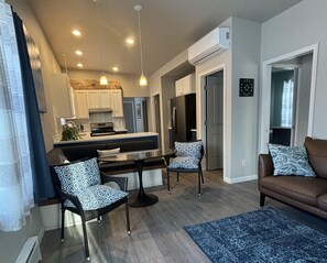 Smart TV, books, stereo - Sunflower Resort Susan Cabin is in the ultra-quiet Winthrop South community, with a 10 minute walk to downtown & on the pedestrian trail. (Winthrop)