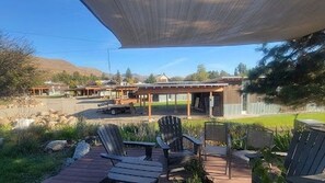 Terrace/patio - Sunflower Resort Susan Cabin is in the ultra-quiet Winthrop South community, with a 10 minute walk to downtown & on the pedestrian trail. (Winthrop)