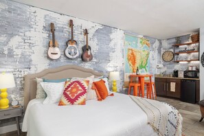 1 bedroom, iron/ironing board, WiFi, bed sheets - Gypsy Soul, Free Parking and Steps to Downtown Charm (Eureka Springs)