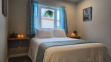 2 habitaciones, escritorio y tabla de planchar con plancha