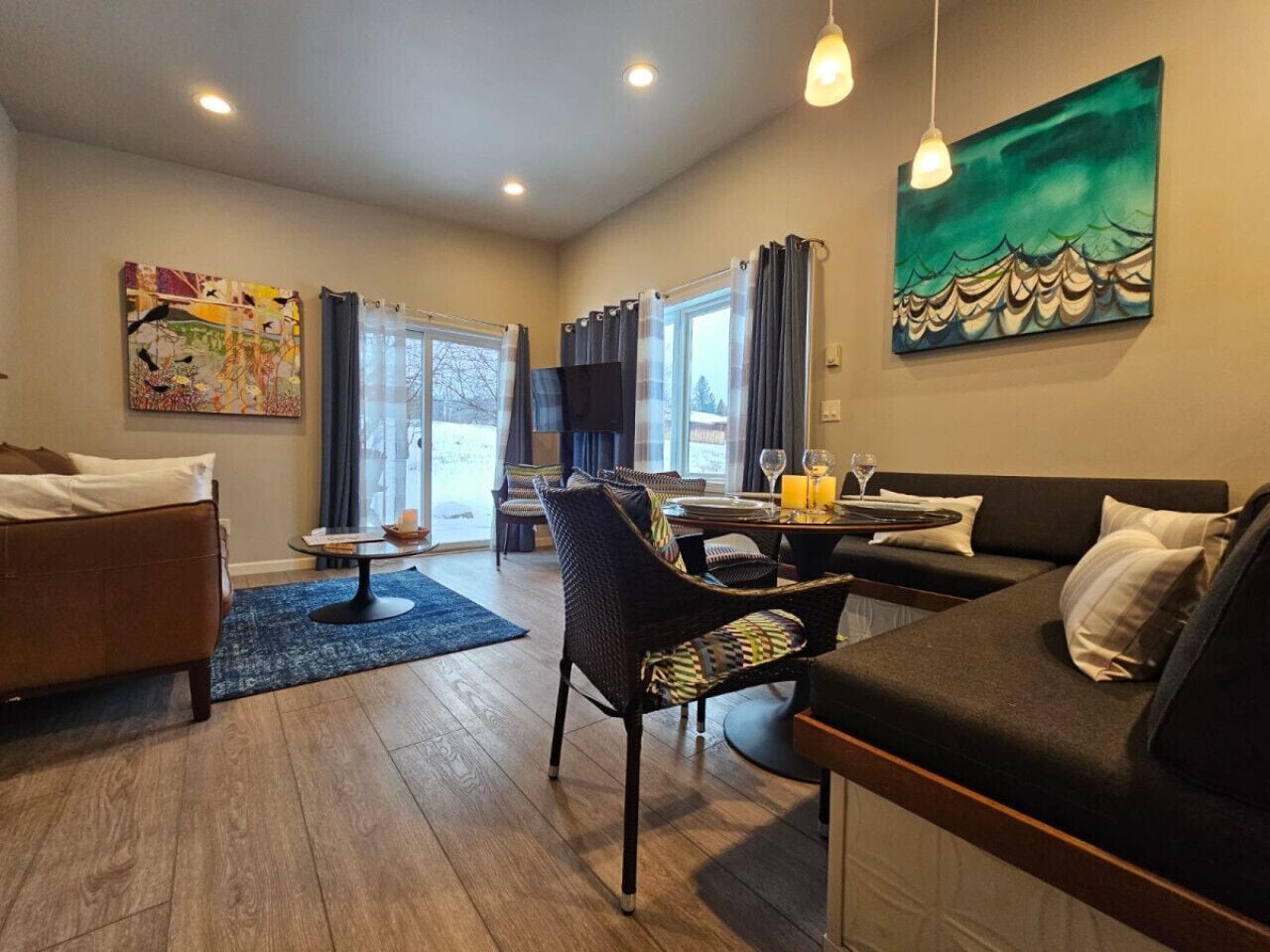 Una Smart TV, libros, un reproductor estéreo