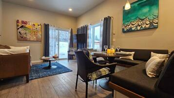 Smart TV, libros y estéreo