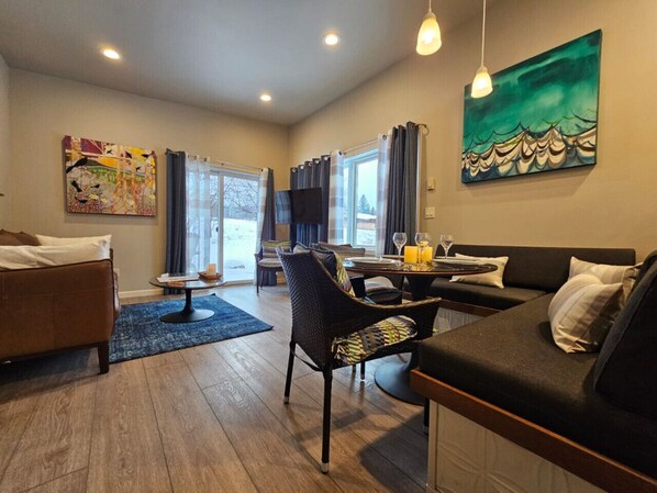 Smart-tv, böcker och en stereo