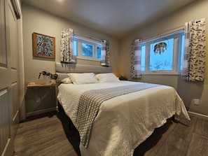 2 sovrum, skrivbord, strykjärn/strykbräda och resesäng