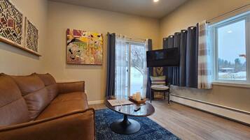 Smart TV, libros y estéreo