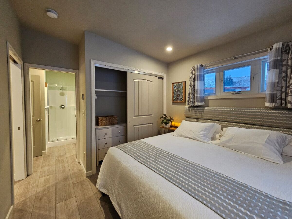 2 bedrooms, desk, iron/ironing board, travel crib