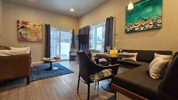 Smart TV, libros y estéreo